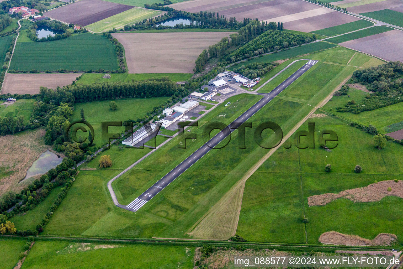 Vue aérienne de Piste avec zone de voie de circulation de l'aérodrome Flugplatz GmbH Worms à Worms dans le département Rhénanie-Palatinat, Allemagne