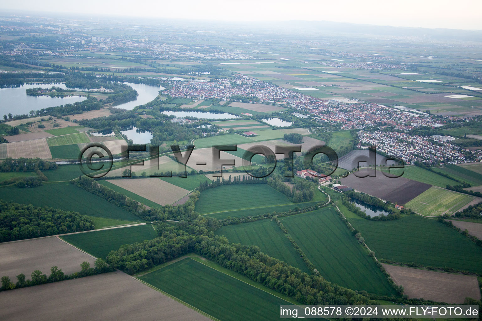 Lampertheim dans le département Hesse, Allemagne du point de vue du drone