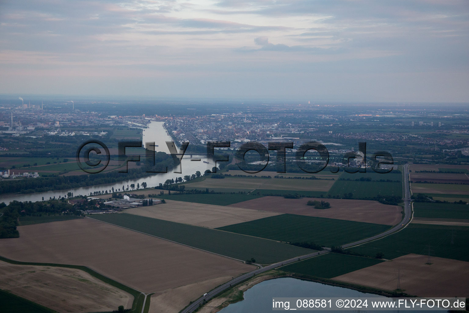 Vue aérienne de Ludwigshafen depuis le nord à le quartier Roxheim in Bobenheim-Roxheim dans le département Rhénanie-Palatinat, Allemagne