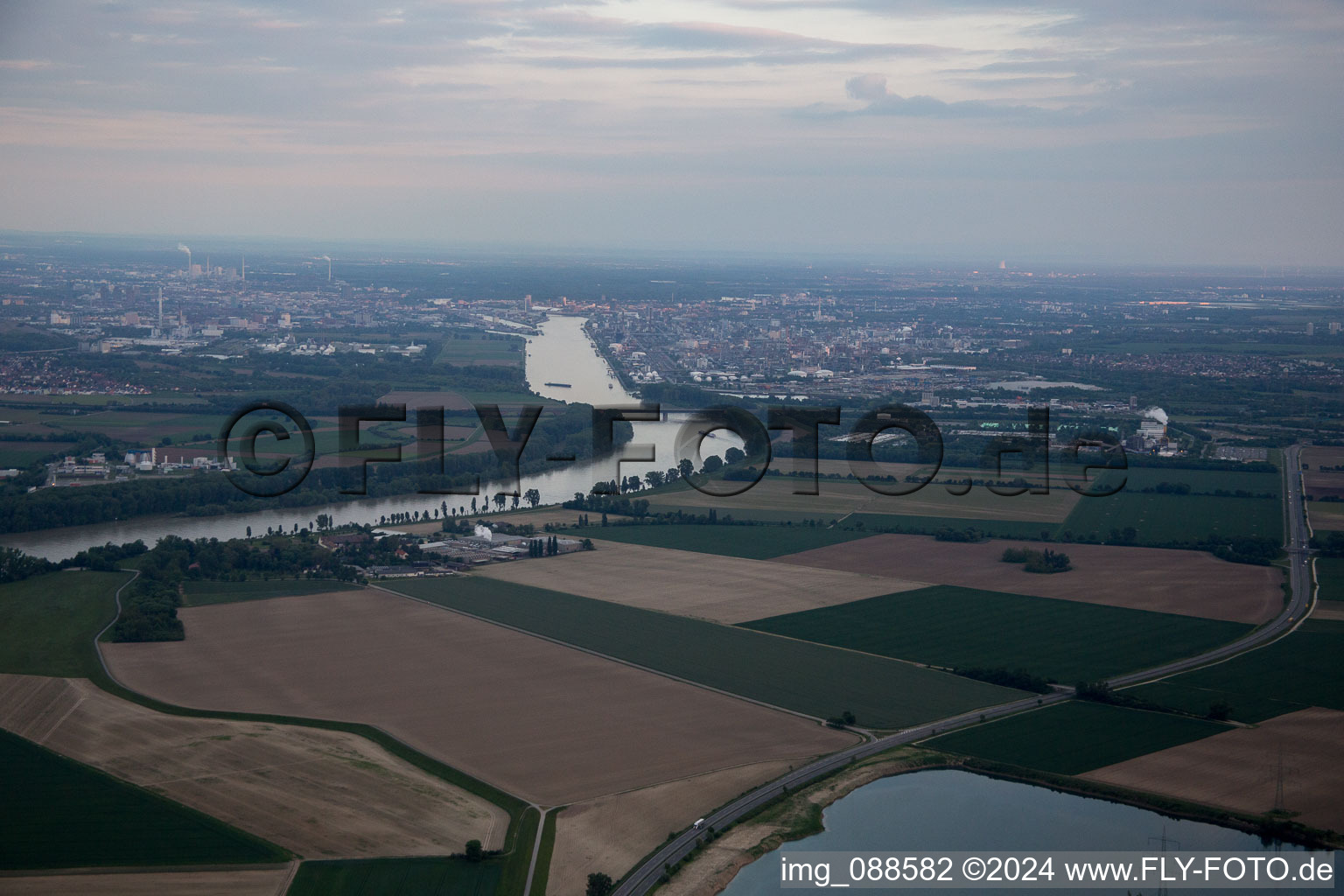 Vue aérienne de Ludwigshafen depuis le nord à le quartier Mörsch in Frankenthal dans le département Rhénanie-Palatinat, Allemagne