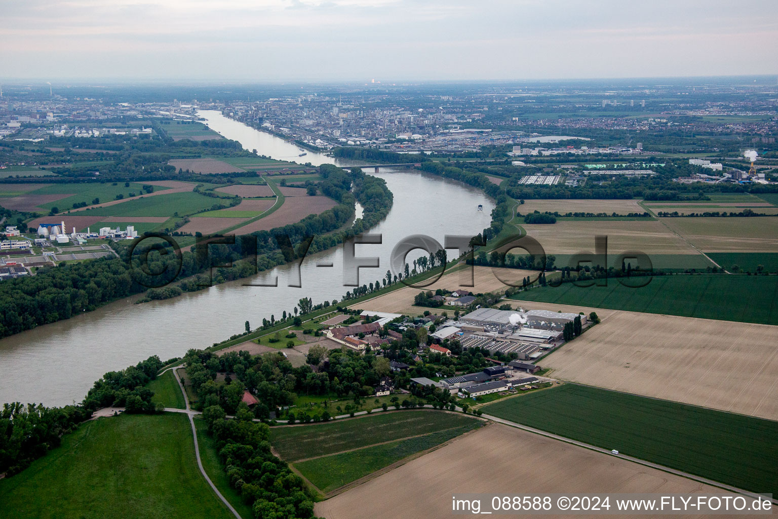 Petersau dans le département Rhénanie-Palatinat, Allemagne depuis l'avion