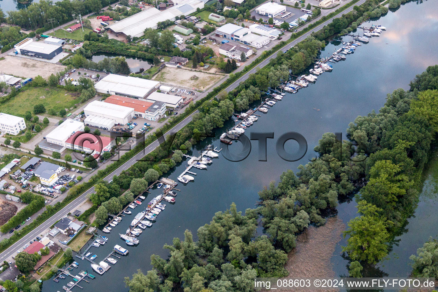 Vue aérienne de Amarrages pour bateaux de plaisance et amarrages pour bateaux au bord du Vieux Rhin de Lampertheim "KaiWest à Lampertheim dans le département Hesse, Allemagne