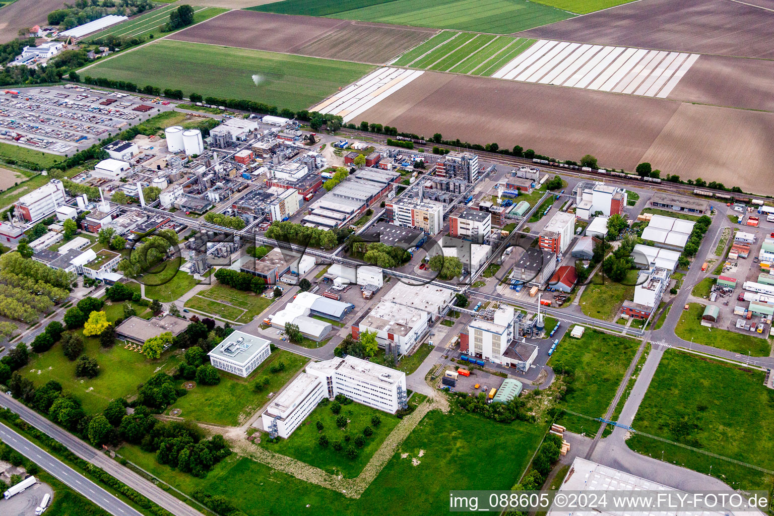 Vue aérienne de Sites de production du producteur chimique BASF Lampertheim GmbH à Lampertheim dans le département Hesse, Allemagne