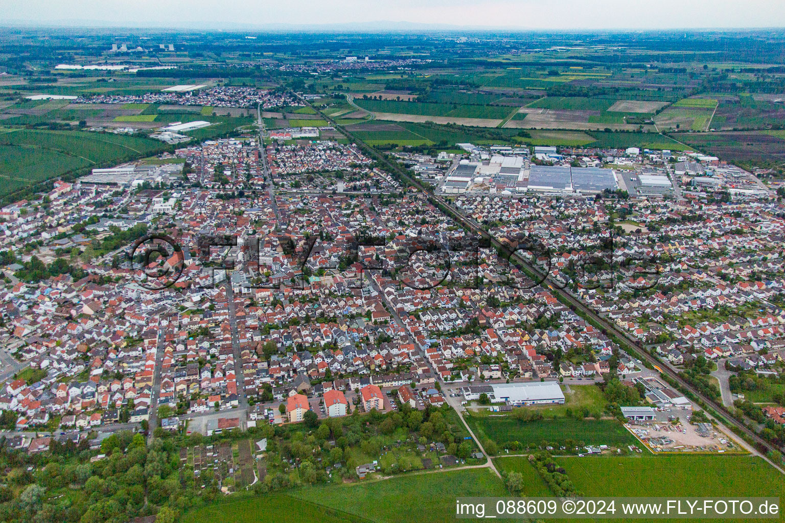 Vue aérienne de Ville divisée par la voie ferrée à Bürstadt dans le département Hesse, Allemagne