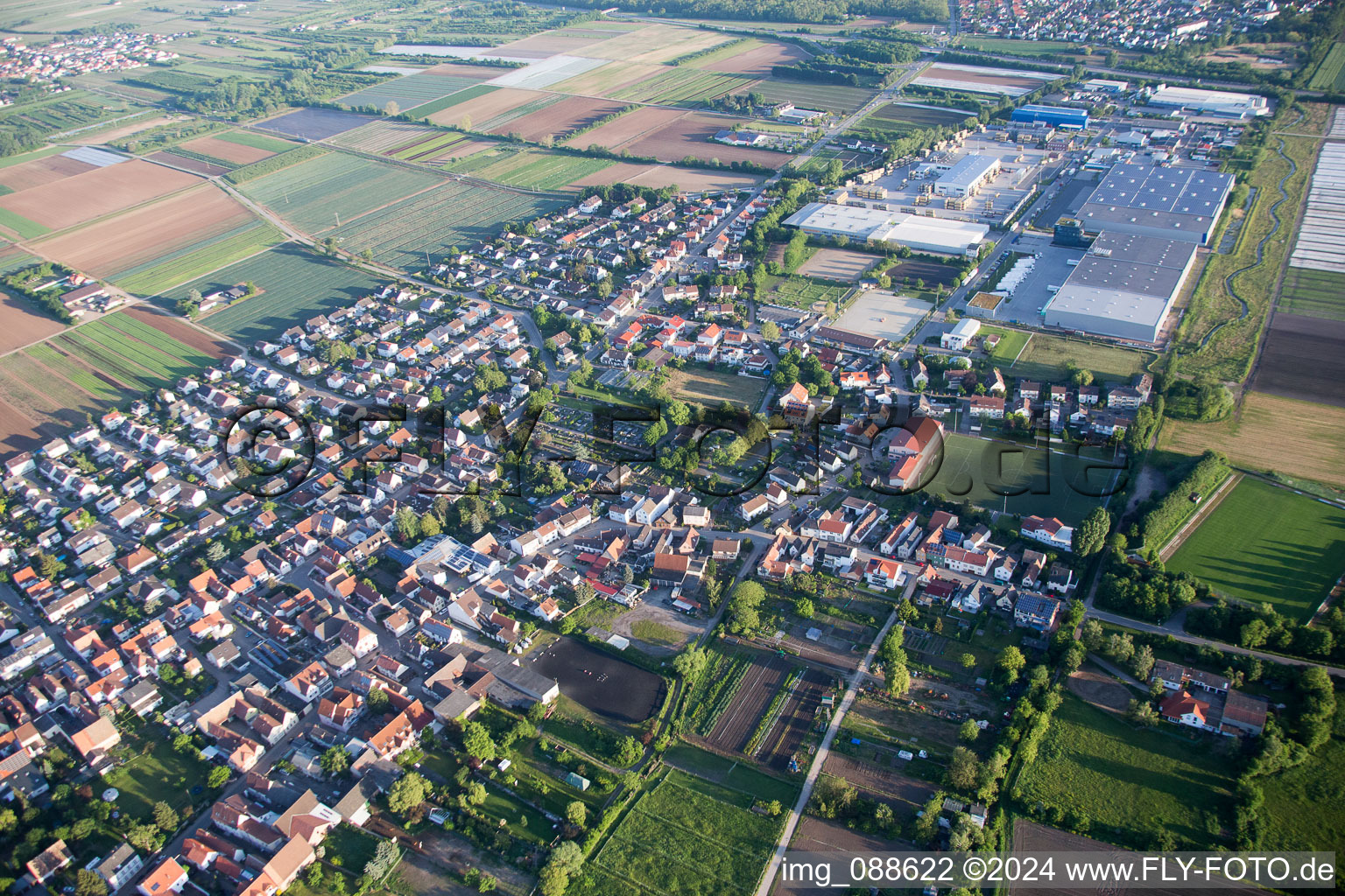 Vue aérienne de Fußgönheim dans le département Rhénanie-Palatinat, Allemagne