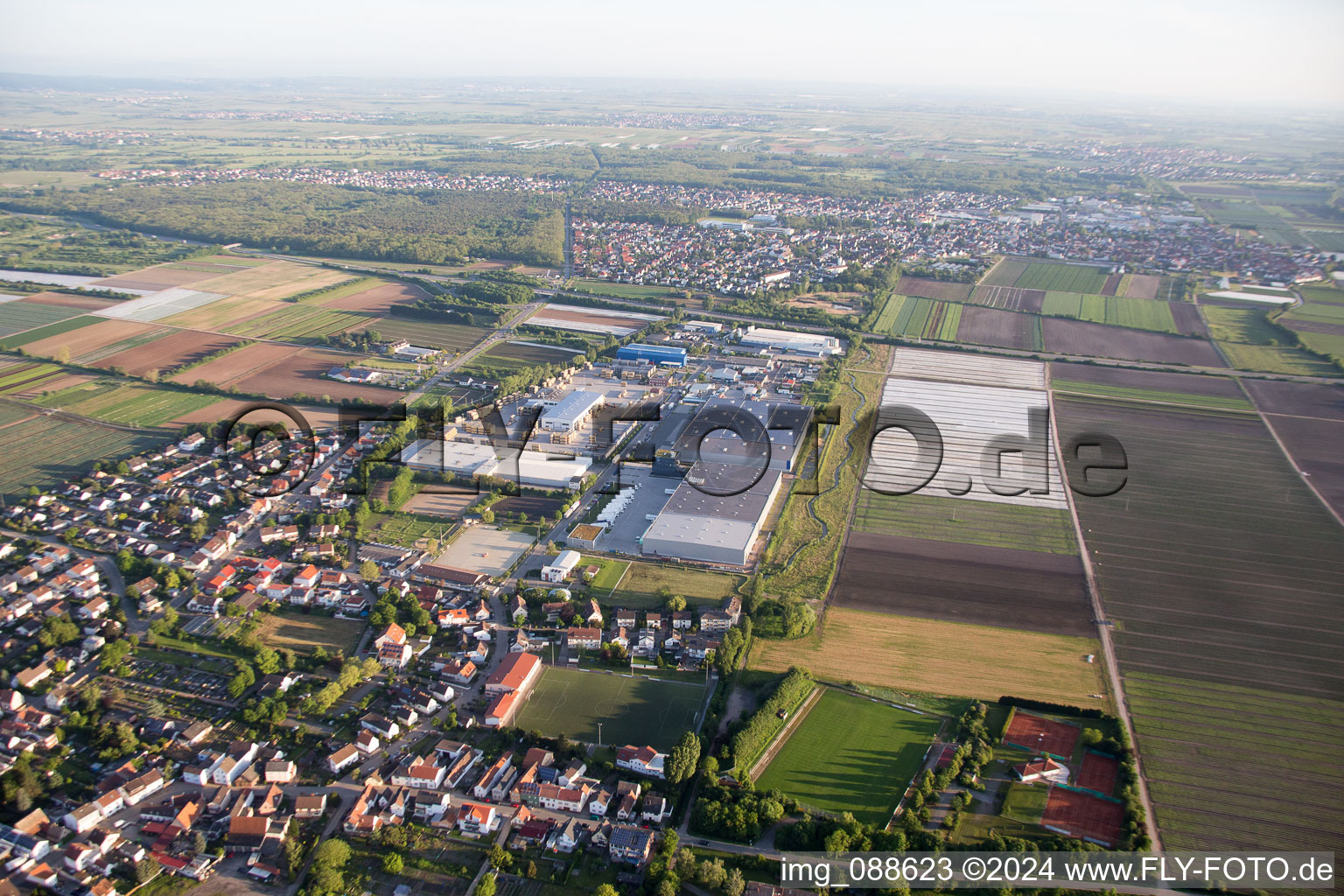 Vue aérienne de Fußgönheim dans le département Rhénanie-Palatinat, Allemagne