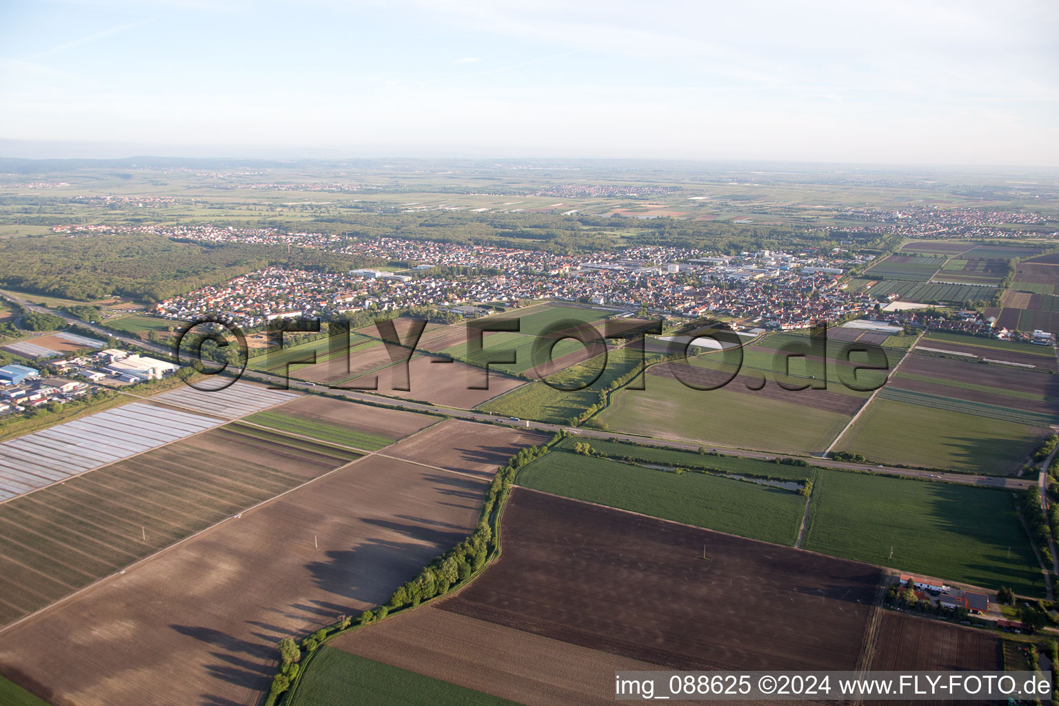 Vue oblique de Fußgönheim dans le département Rhénanie-Palatinat, Allemagne