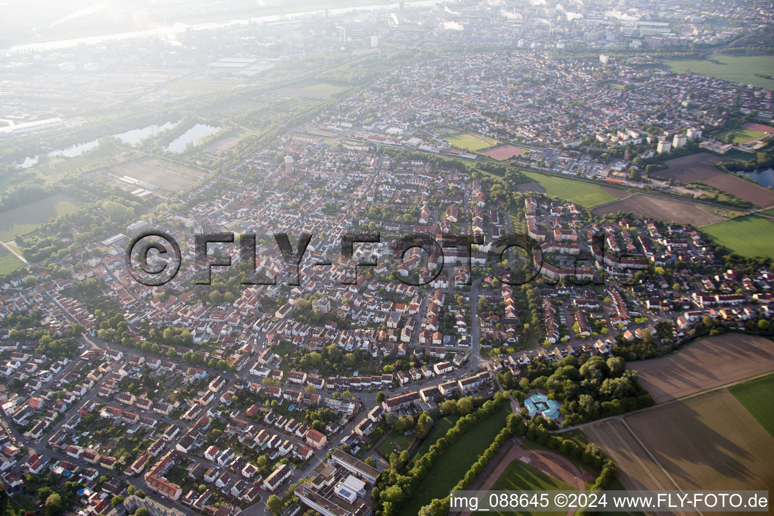 Vue aérienne de Quartier Edigheim in Ludwigshafen am Rhein dans le département Rhénanie-Palatinat, Allemagne