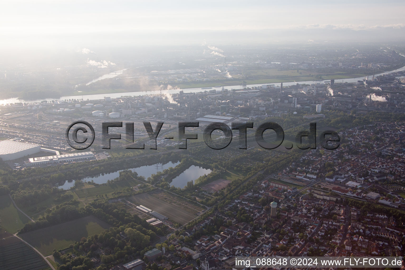 Vue aérienne de Quartier Oppau in Ludwigshafen am Rhein dans le département Rhénanie-Palatinat, Allemagne