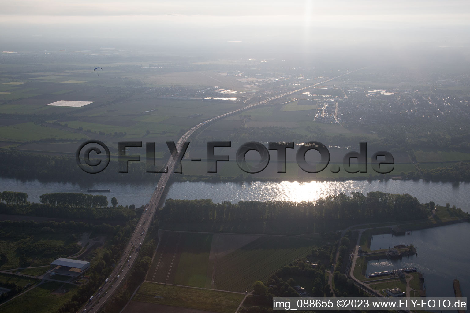 Vue aérienne de Pont de l'autoroute A6 sur le Rhin à le quartier Sandhofen in Mannheim dans le département Bade-Wurtemberg, Allemagne