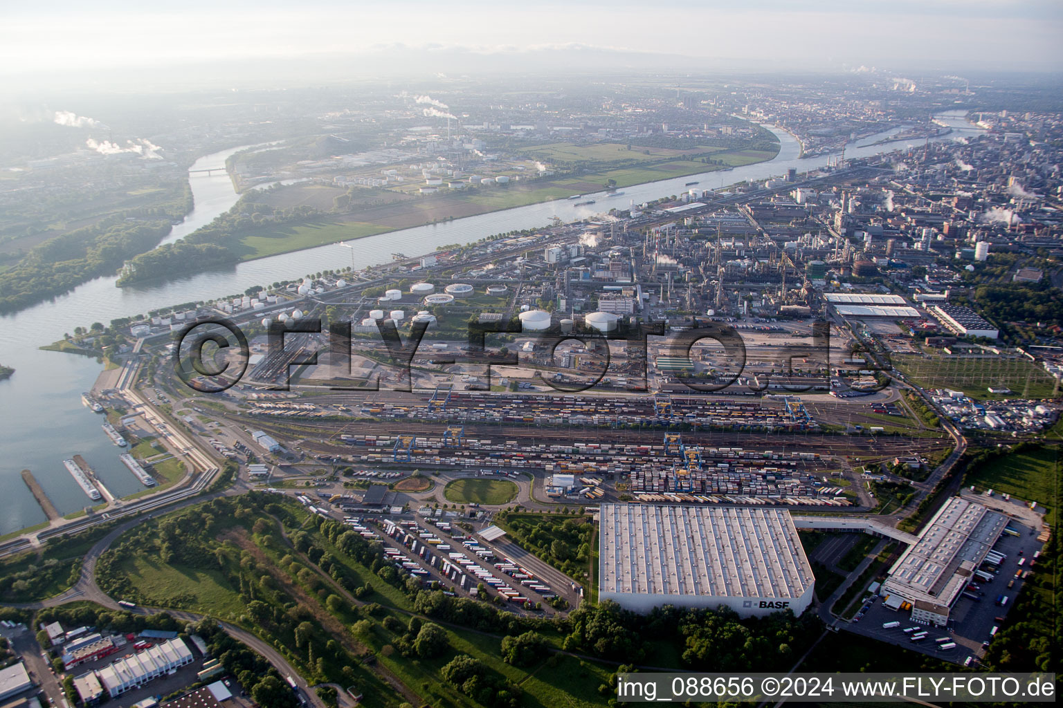 Quartier BASF in Ludwigshafen am Rhein dans le département Rhénanie-Palatinat, Allemagne du point de vue du drone