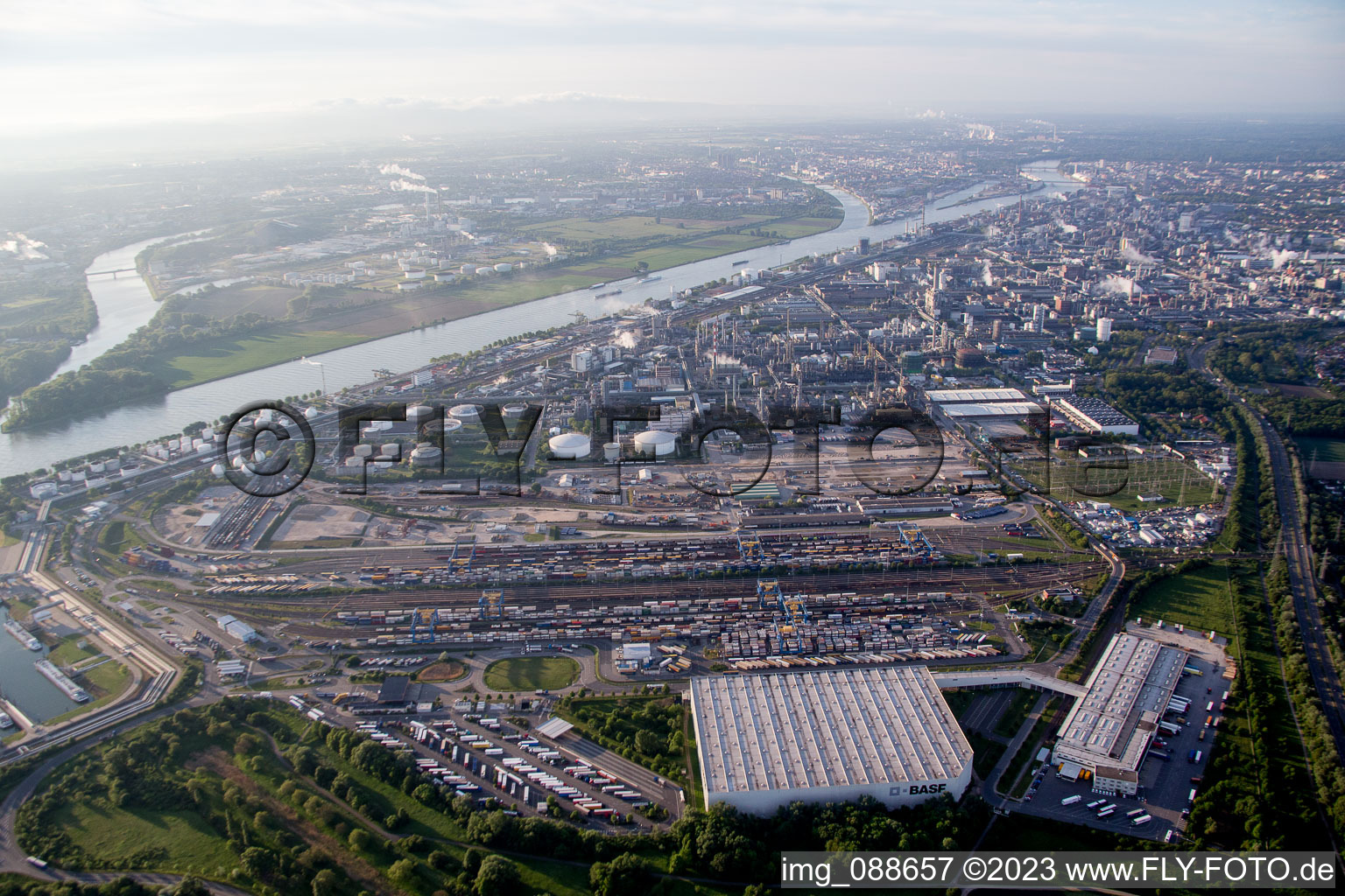 Quartier BASF in Ludwigshafen am Rhein dans le département Rhénanie-Palatinat, Allemagne d'un drone