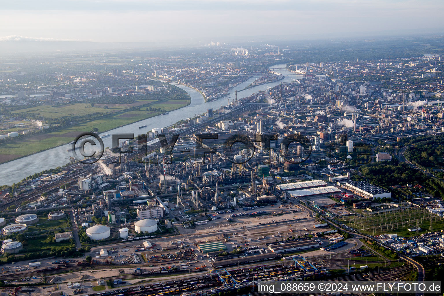 Vue aérienne de Quartier BASF in Ludwigshafen am Rhein dans le département Rhénanie-Palatinat, Allemagne