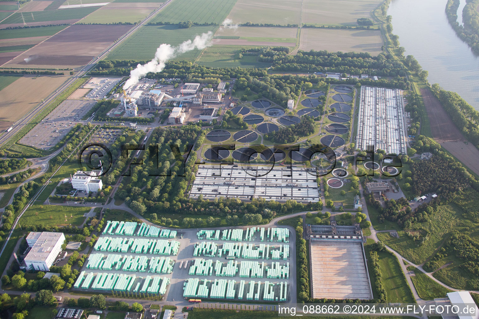 Station d'épuration BASF à le quartier Mörsch in Frankenthal dans le département Rhénanie-Palatinat, Allemagne depuis l'avion