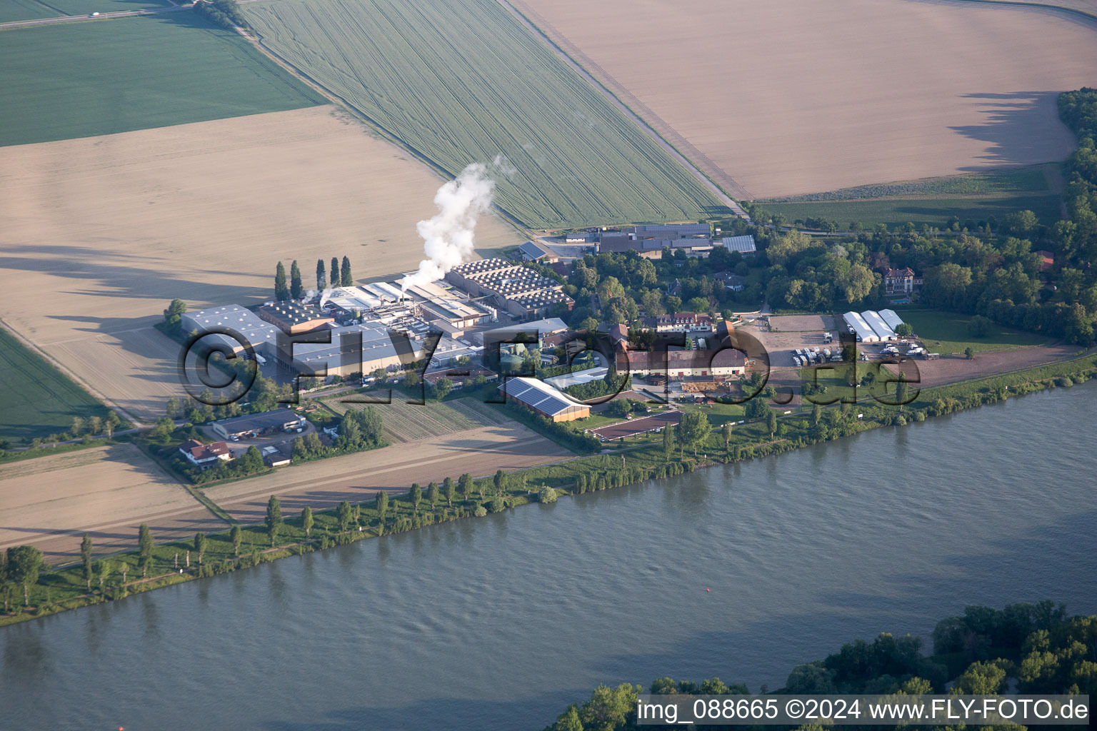 Petersau dans le département Rhénanie-Palatinat, Allemagne du point de vue du drone