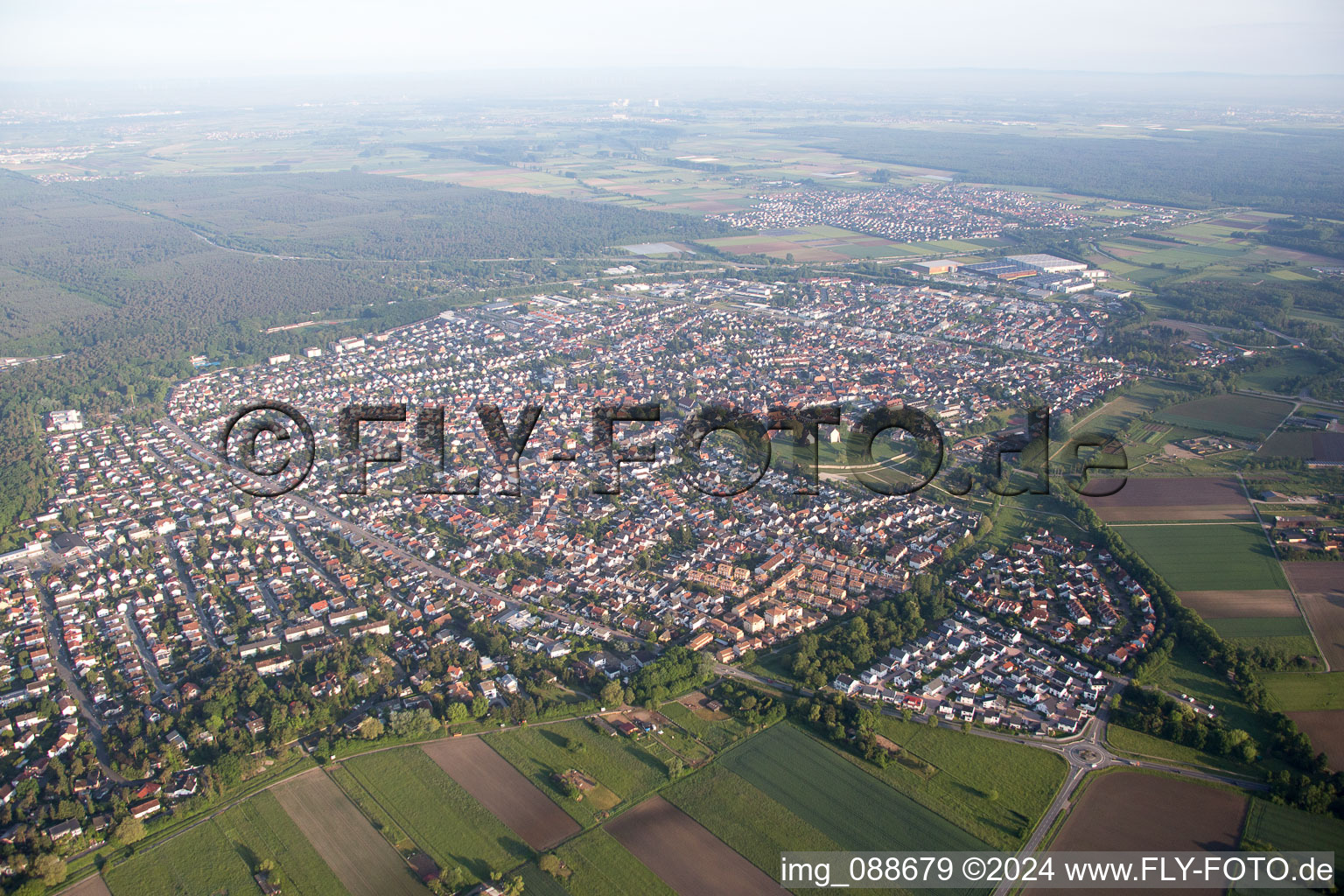 Lorsch dans le département Hesse, Allemagne du point de vue du drone