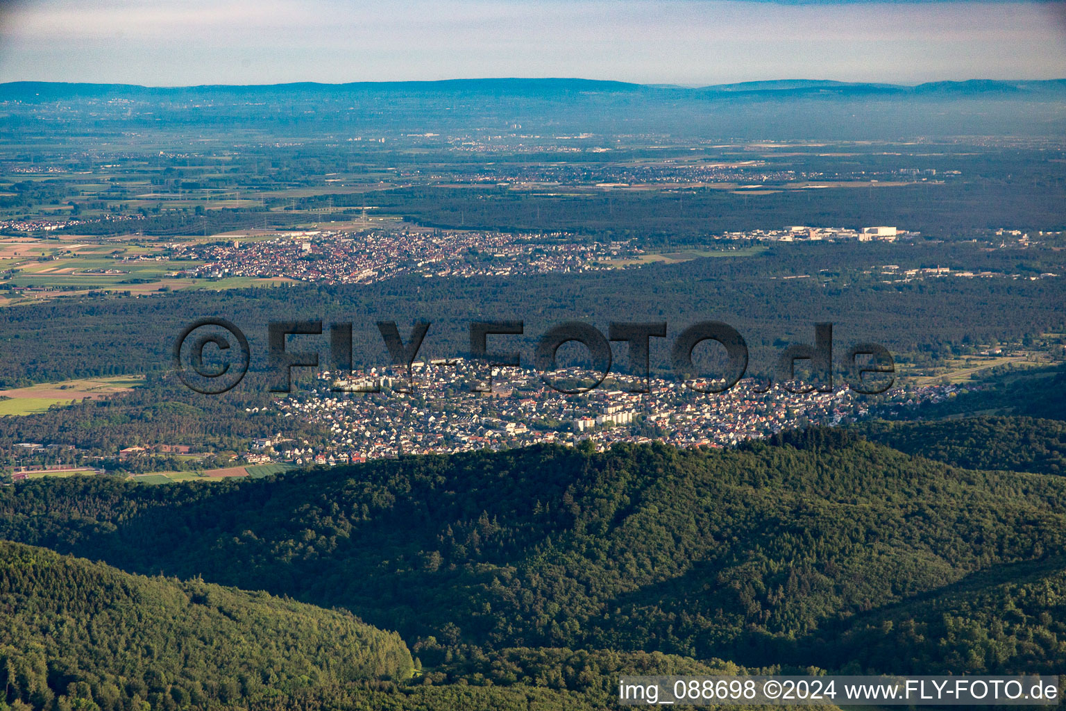 Vue aérienne de Du sud-est à le quartier Seeheim in Seeheim-Jugenheim dans le département Hesse, Allemagne