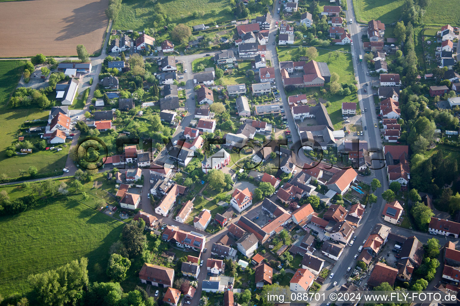 Vue aérienne de Vue sur le village à le quartier Ernsthofen in Modautal dans le département Hesse, Allemagne