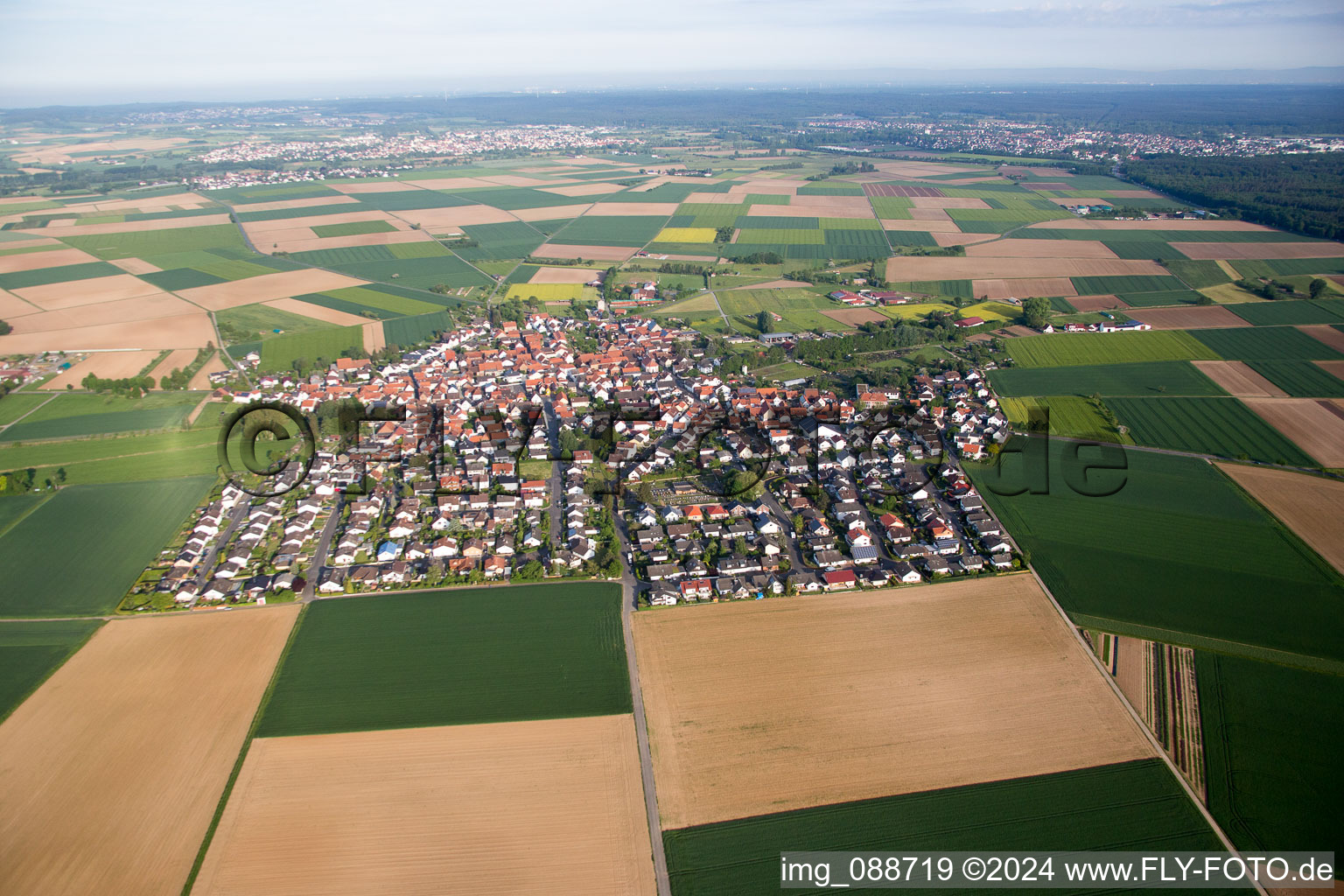 Vue aérienne de Champs agricoles et surfaces utilisables à Groß-Umstadt dans le département Hesse, Allemagne