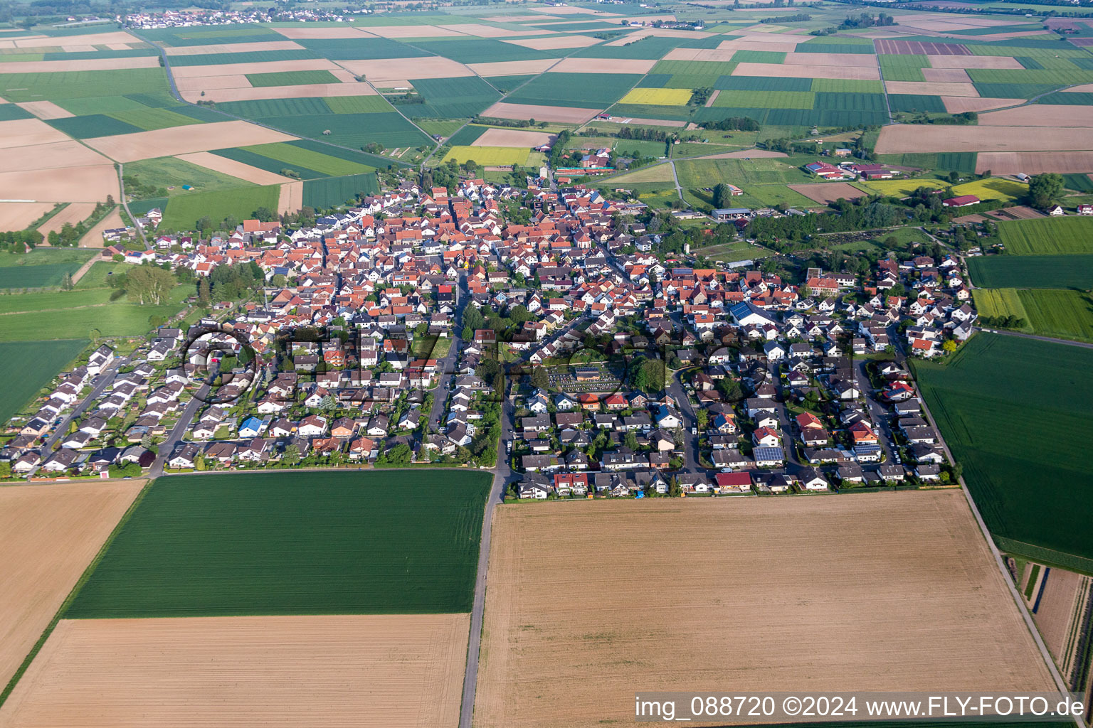 Vue aérienne de Champs agricoles et surfaces utilisables à le quartier Semd in Groß-Umstadt dans le département Hesse, Allemagne