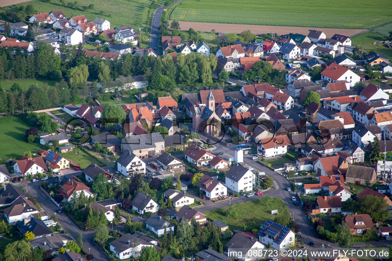 Vue aérienne de Bâtiment d'église au centre du village à le quartier Harpertshausen in Babenhausen dans le département Hesse, Allemagne