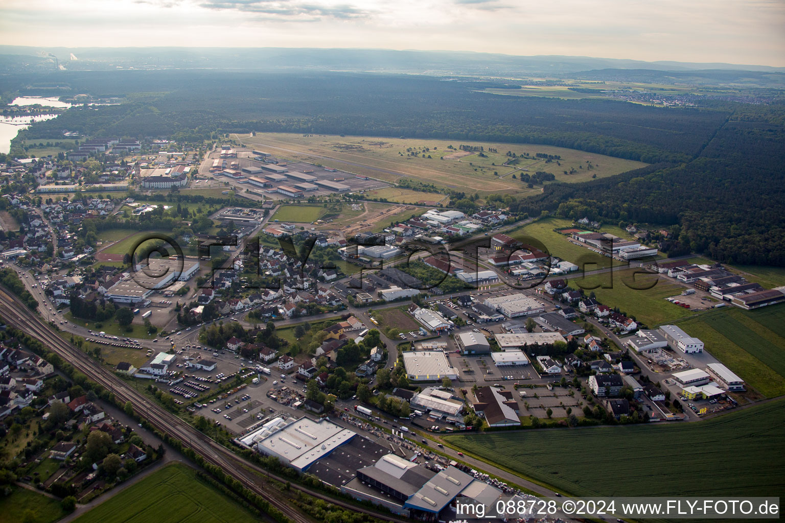 Vue aérienne de Ancien aérodrome à Babenhausen dans le département Hesse, Allemagne