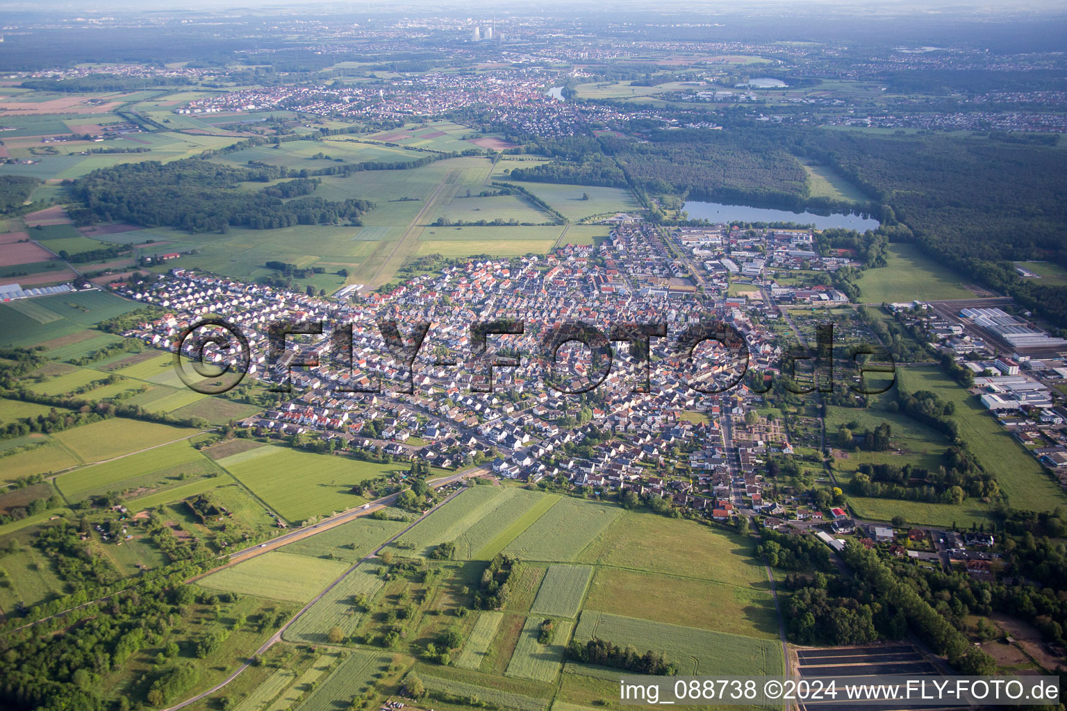 Vue aérienne de Zones riveraines du Main à le quartier Zellhausen in Mainhausen dans le département Hesse, Allemagne