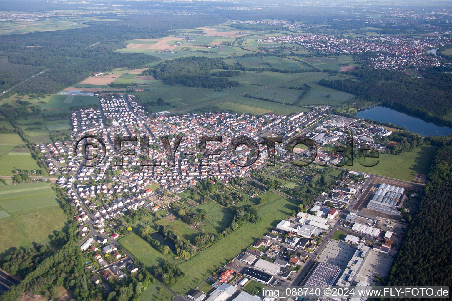 Vue aérienne de Quartier Zellhausen in Mainhausen dans le département Hesse, Allemagne