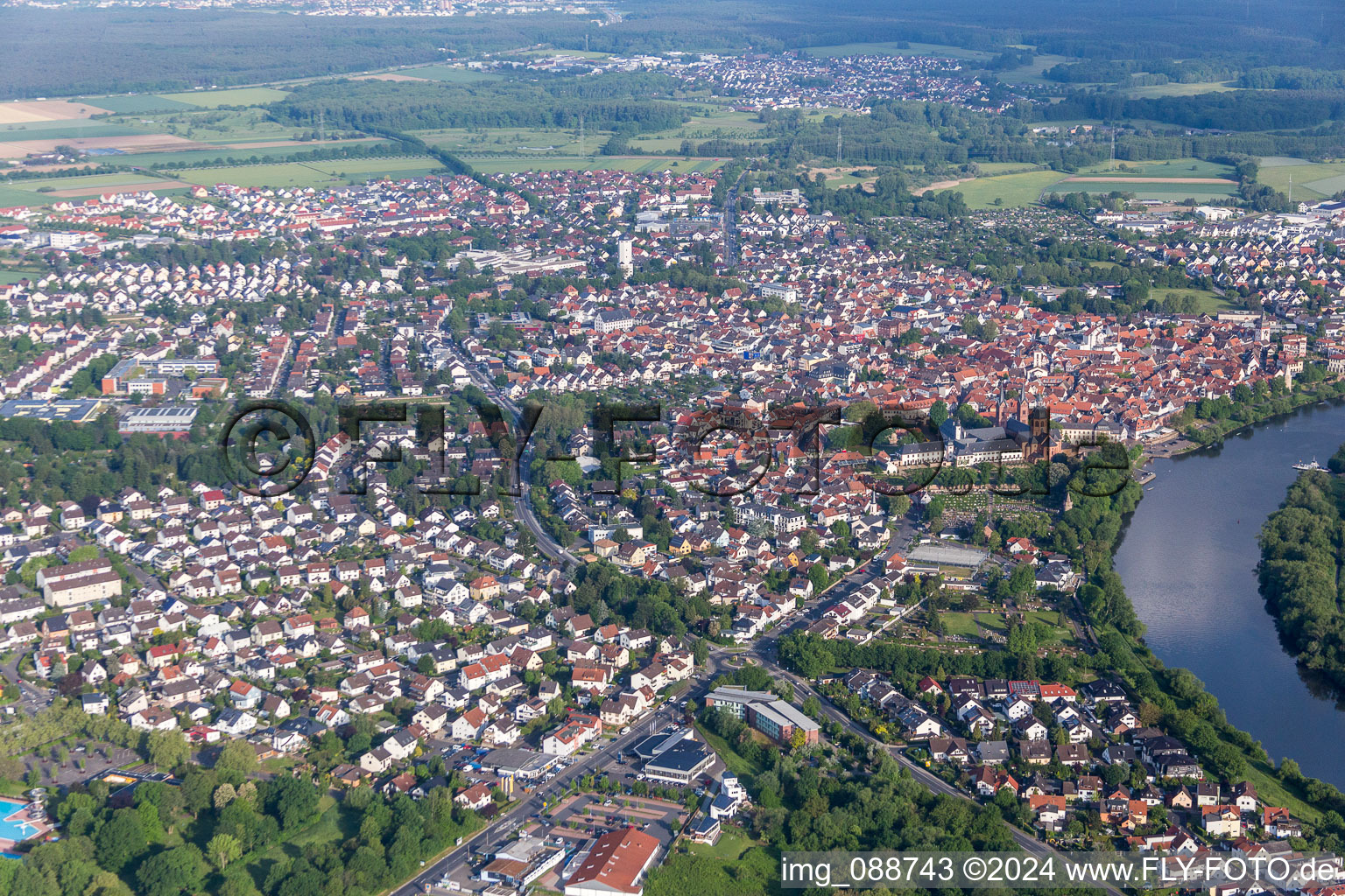 Vue aérienne de Zones riveraines du Main à Seligenstadt dans le département Hesse, Allemagne