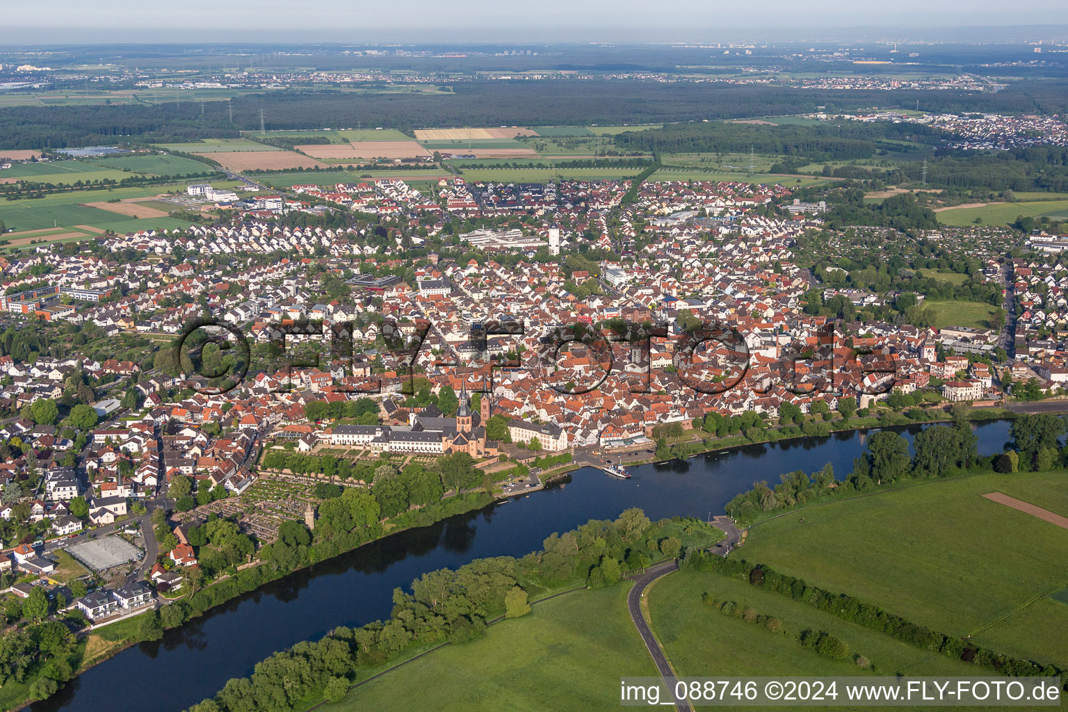 Vue aérienne de Zones riveraines du Main à Seligenstadt dans le département Hesse, Allemagne