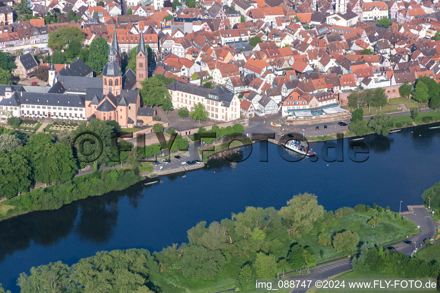 Vue aérienne de Le ferry principal « Stadt Seligenstadt » traverse le Main à Seligenstadt dans le département Hesse, Allemagne