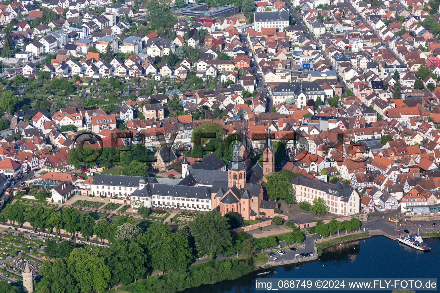 Vue aérienne de Basilique d'Einhard à Seligenstadt dans le département Hesse, Allemagne