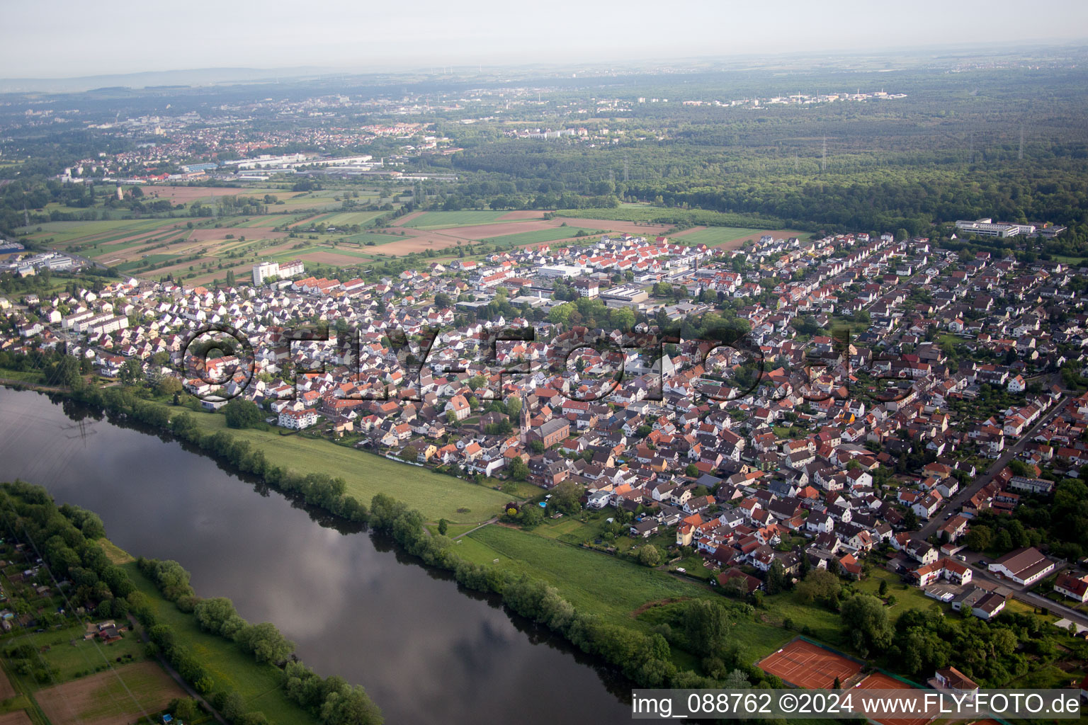 Vue aérienne de Großkrotzenburg dans le département Hesse, Allemagne