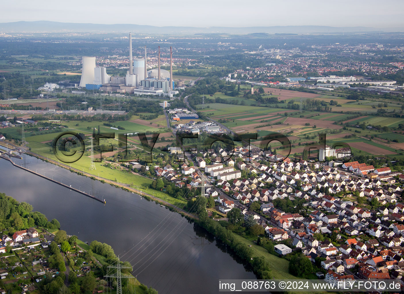 Vue aérienne de Blocs réacteurs, structures et systèmes de tours de refroidissement de la centrale électrique au charbon et au gaz de Staudinger à Großkrotzenburg dans le département Hesse, Allemagne