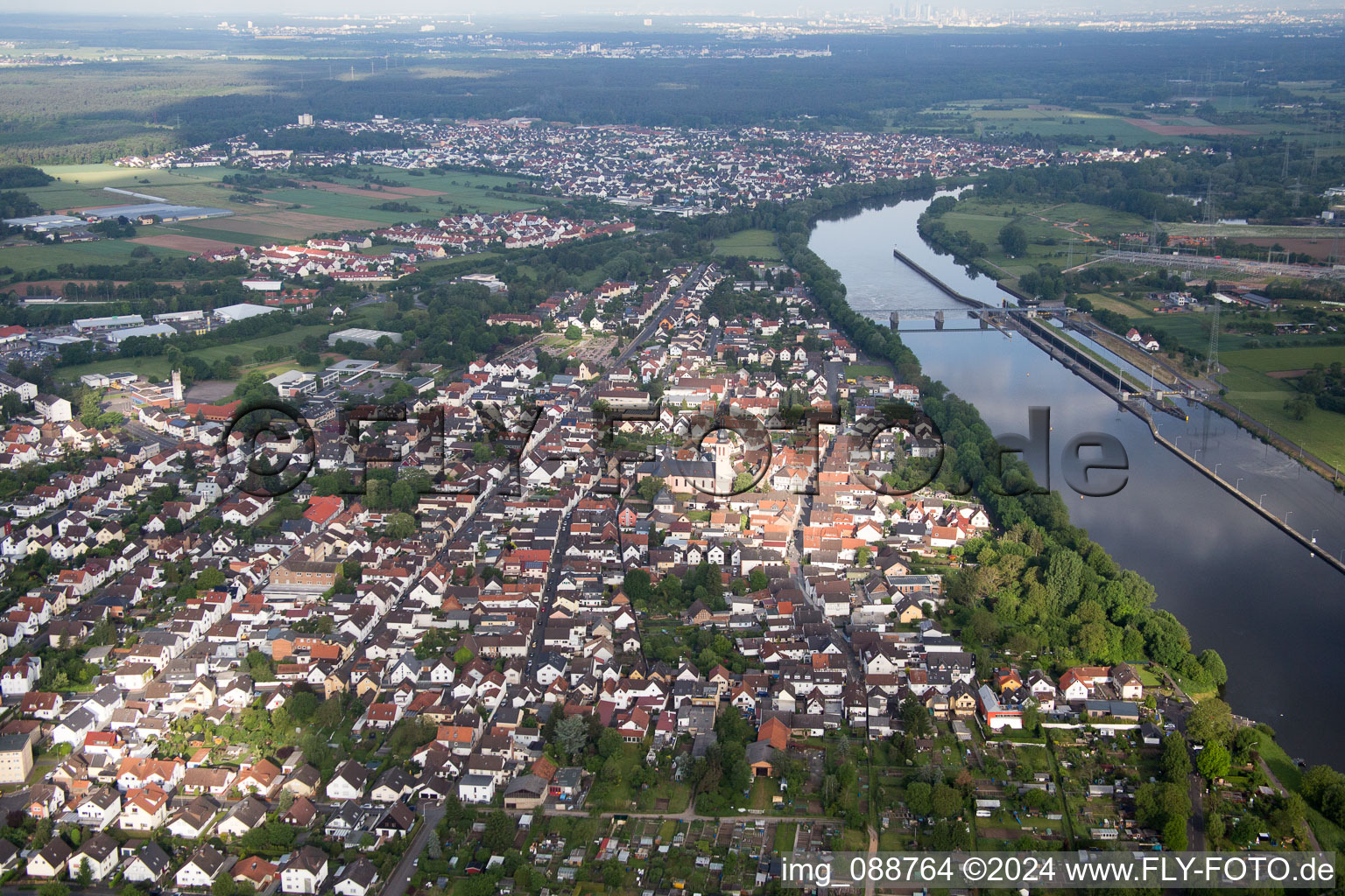 Vue aérienne de Quartier Klein-Krotzenburg in Hainburg dans le département Hesse, Allemagne