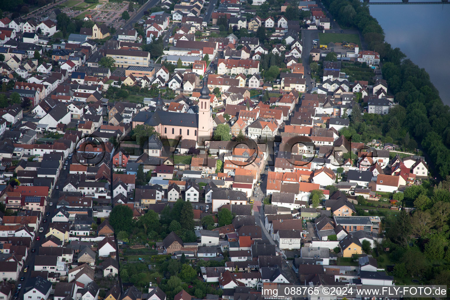 Vue aérienne de Église catholique à le quartier Klein-Krotzenburg in Hainburg dans le département Hesse, Allemagne