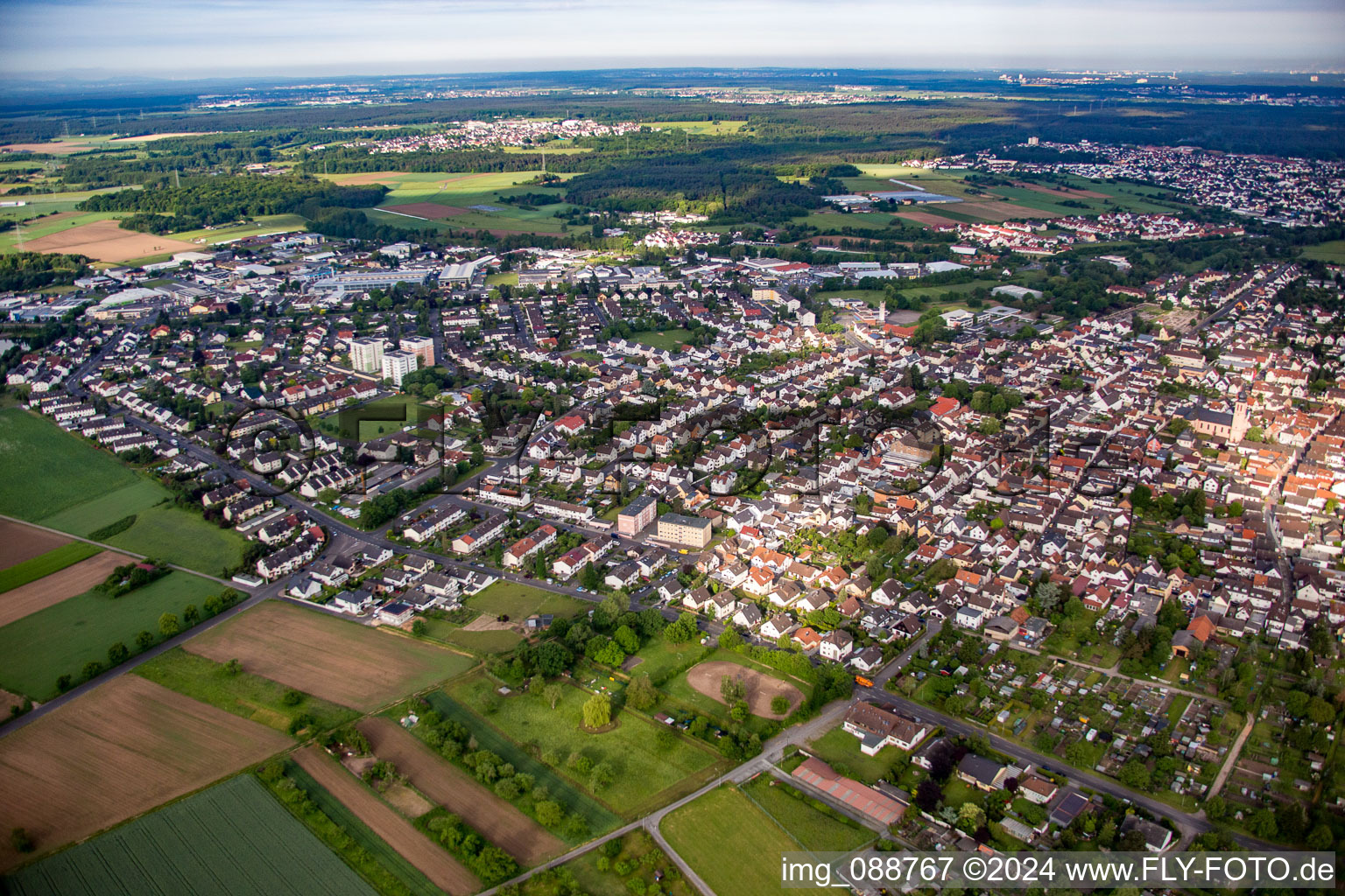 Vue aérienne de Quartier Klein-Krotzenburg in Hainburg dans le département Hesse, Allemagne