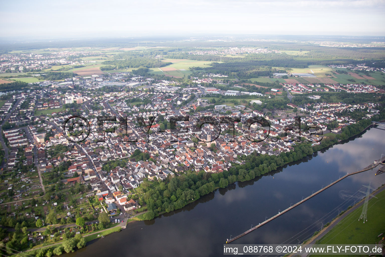 Vue aérienne de Großkrotzenburg dans le département Hesse, Allemagne