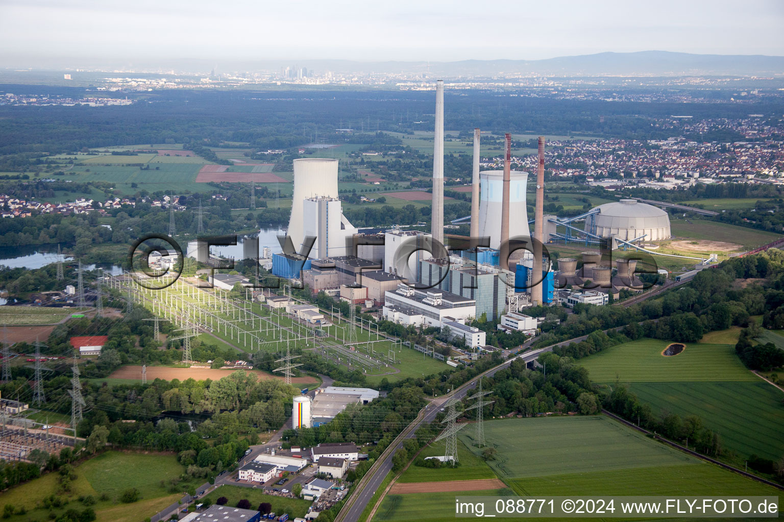 Vue aérienne de Blocs réacteurs, structures et systèmes de tours de refroidissement de la centrale électrique au charbon et au gaz de Staudinger à Großkrotzenburg dans le département Hesse, Allemagne