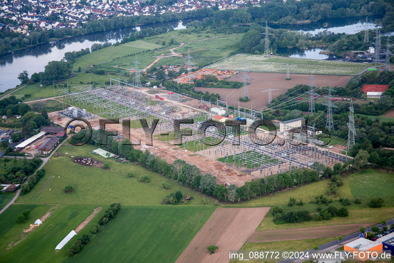 Vue aérienne de Site de la sous-station de conversion de tension et d'alimentation électrique de la centrale électrique de Staudinger dans le quartier de Klein-Krotzenburg à Großkrotzenburg dans le département Hesse, Allemagne