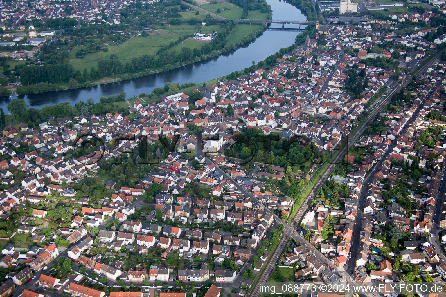 Vue aérienne de Superficie des berges de la rivière Main en Großauheim à le quartier Großauheim in Hanau dans le département Hesse, Allemagne