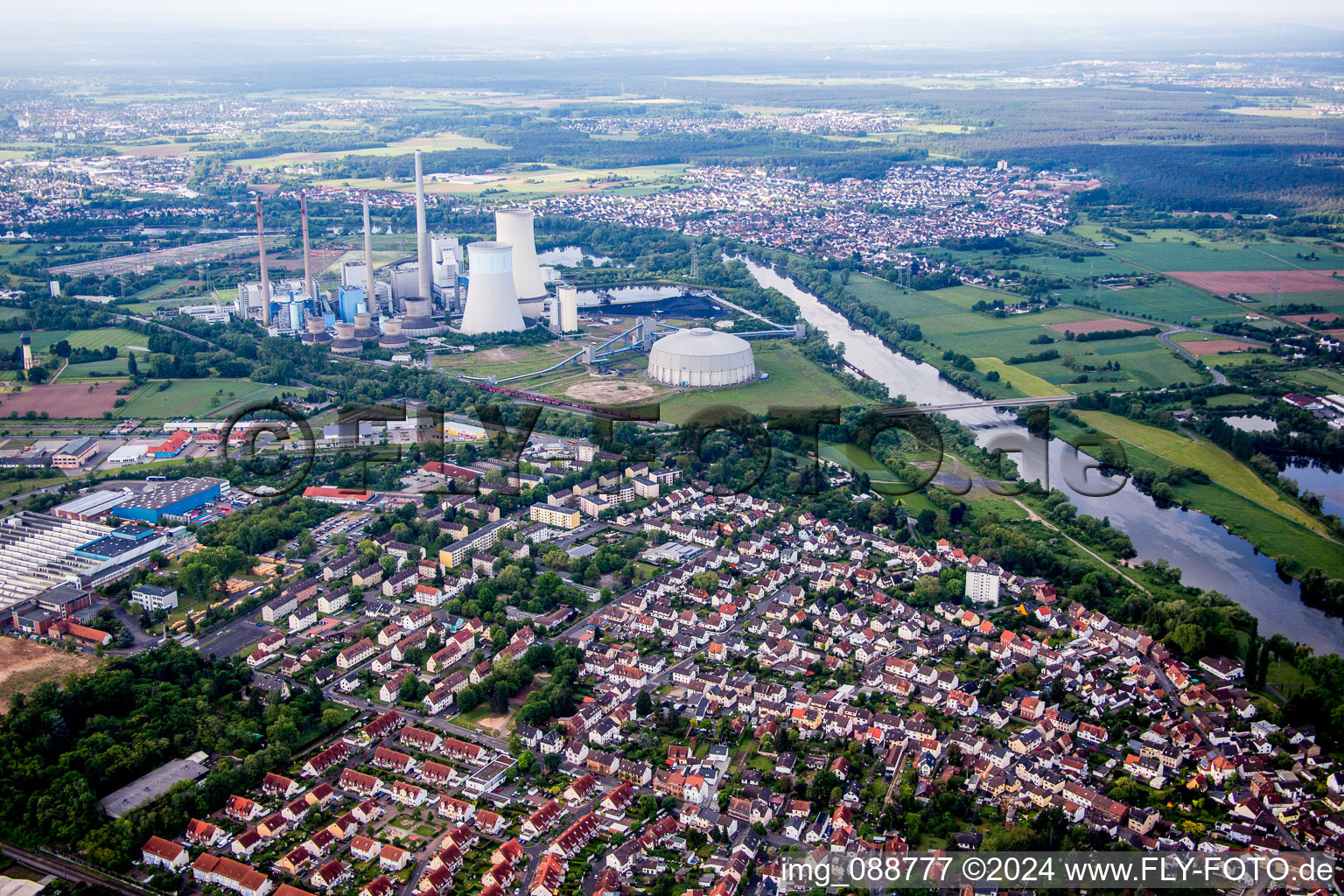 Vue aérienne de Zones riveraines du Main devant la centrale électrique de Staudinger à le quartier Großauheim in Hanau dans le département Hesse, Allemagne