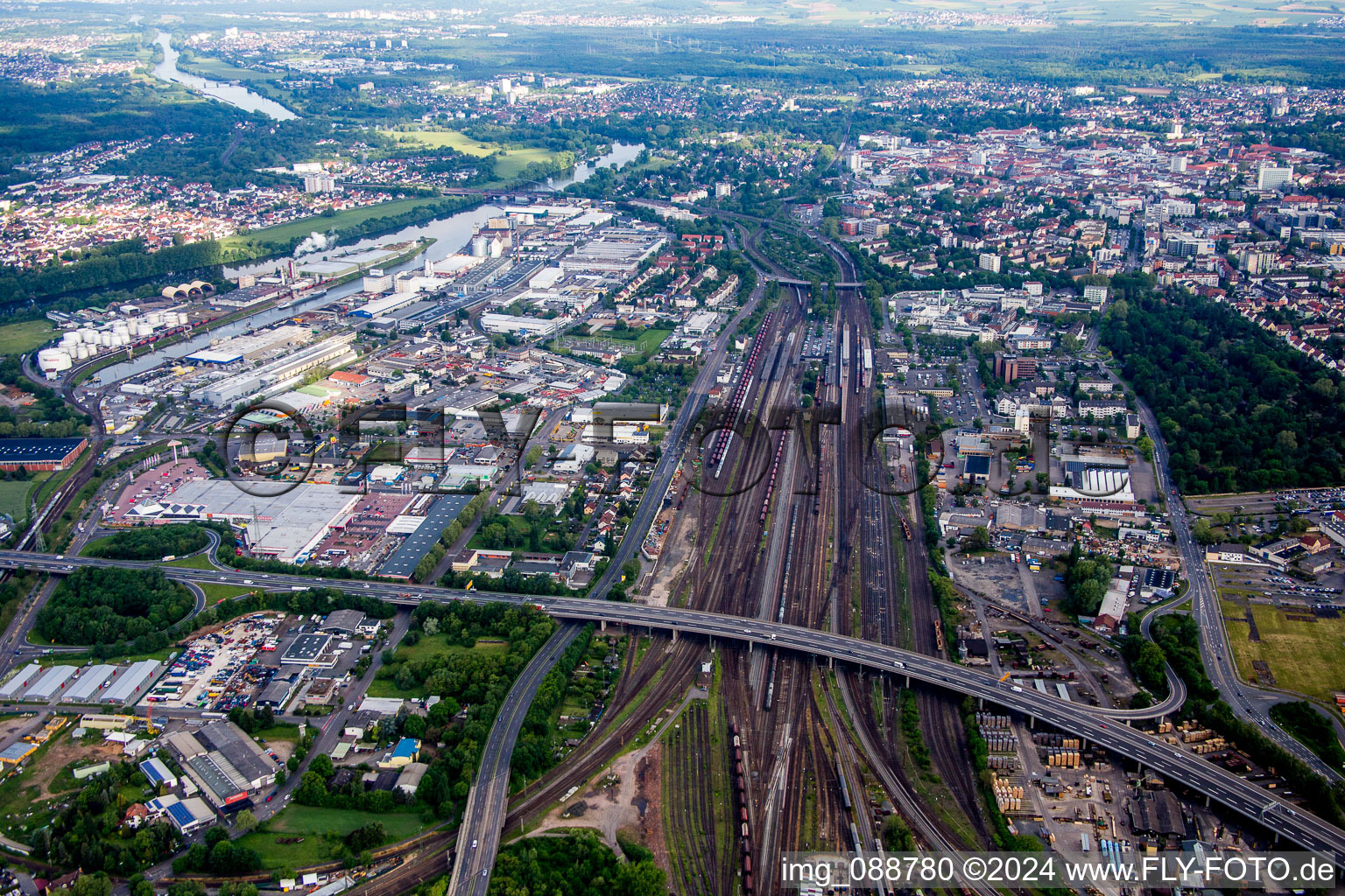 Vue aérienne de Voie et gare principale de la DB à Hanau dans le département Hesse, Allemagne