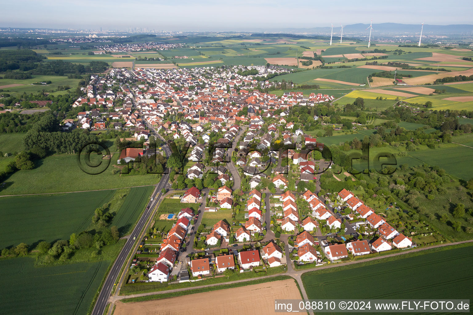 Vue aérienne de Vue des rues et des maisons des quartiers résidentiels à le quartier Mittelbuchen in Hanau dans le département Hesse, Allemagne