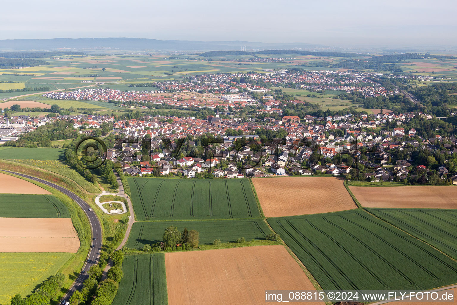 Vue aérienne de Vue des rues et des maisons des quartiers résidentiels à le quartier Windecken in Nidderau dans le département Hesse, Allemagne