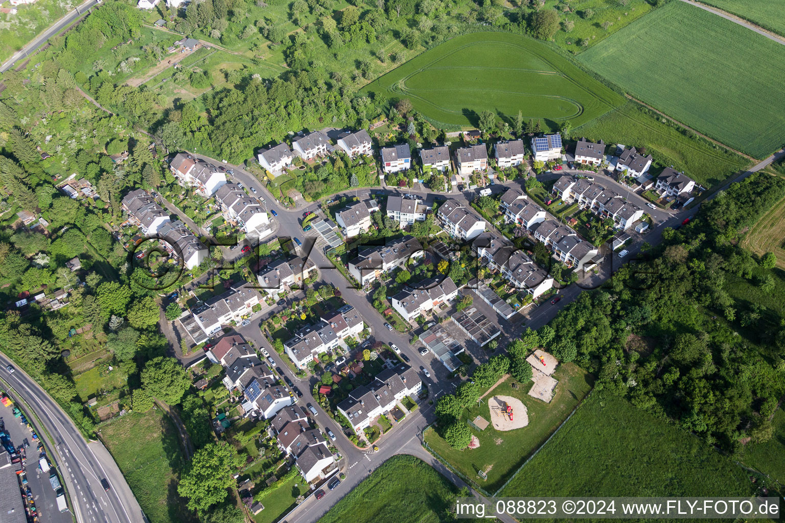 Vue aérienne de Quartier du Mühlberg à le quartier Windecken in Nidderau dans le département Hesse, Allemagne