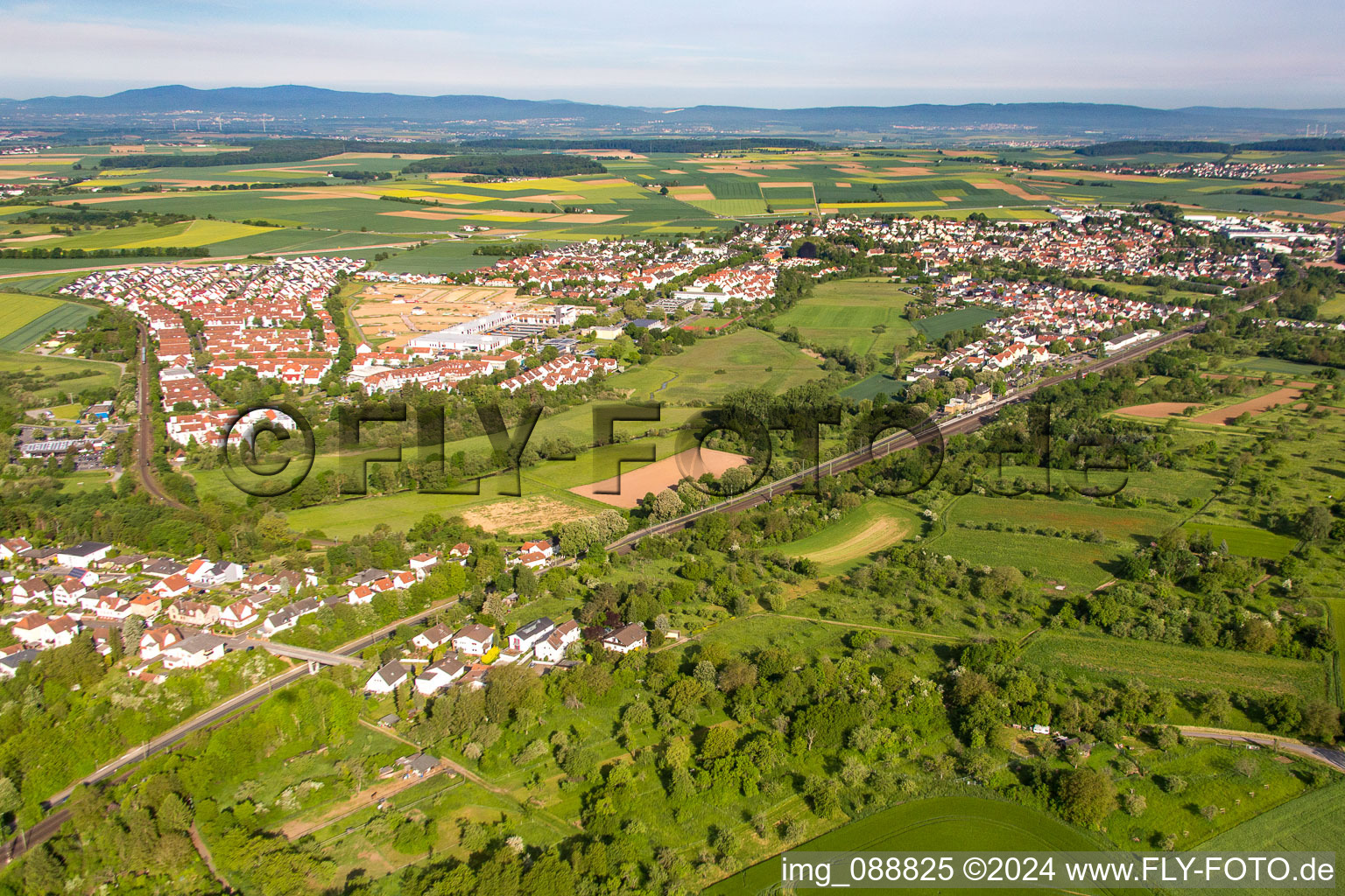 Vue aérienne de Quartier Heldenbergen in Nidderau dans le département Hesse, Allemagne