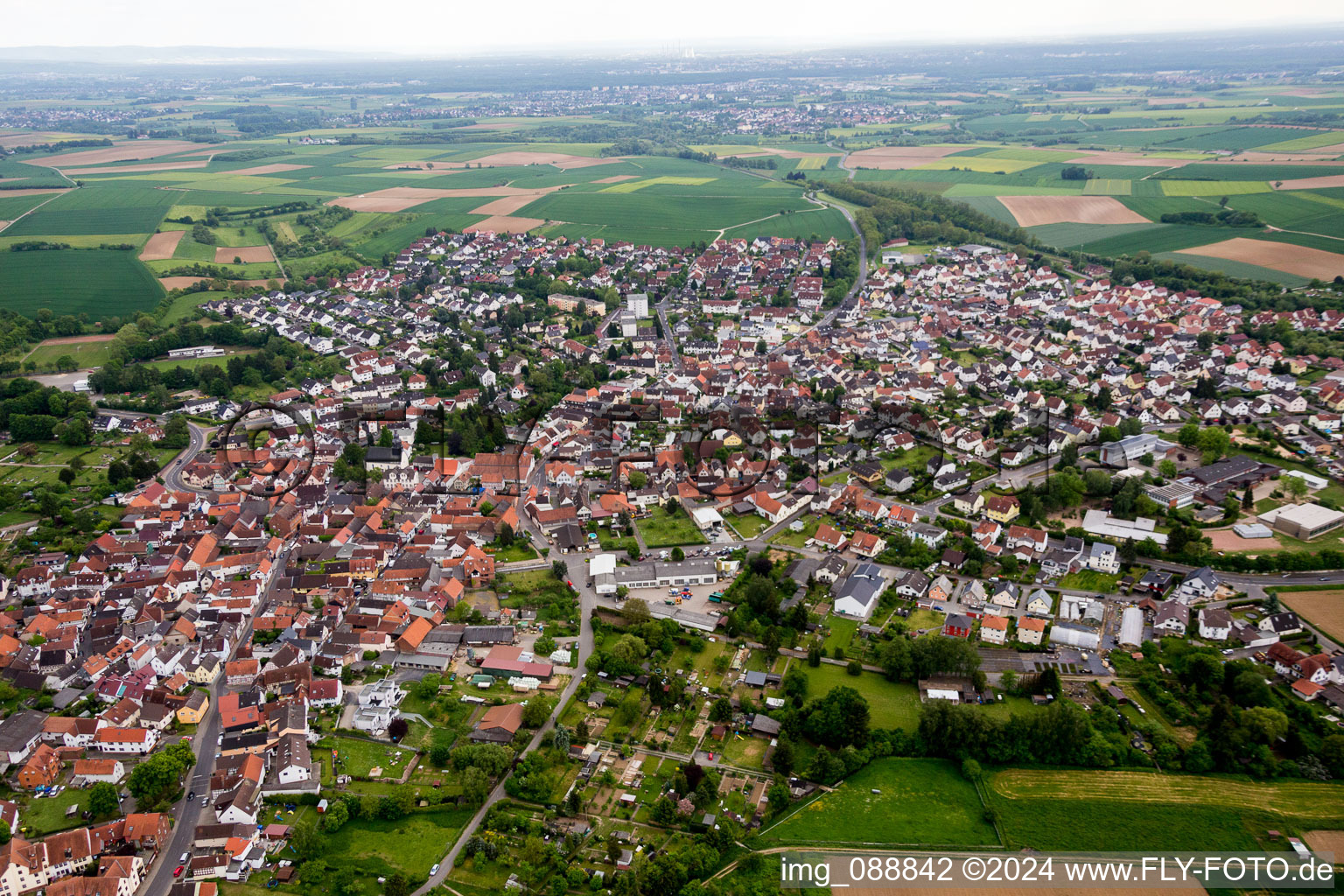 Vue aérienne de Vue des rues et des maisons des quartiers résidentiels à le quartier Ostheim in Nidderau dans le département Hesse, Allemagne