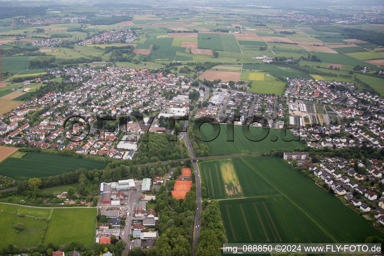 Bruchköbel dans le département Hesse, Allemagne depuis l'avion