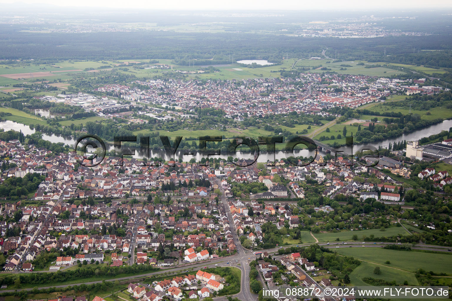 Hanau dans le département Hesse, Allemagne du point de vue du drone